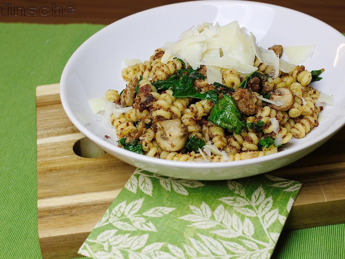 Pasta mit Bohnen-Käse-Gröstel, Champignons &amp; Grünkohl - Rezept - kochbar.de