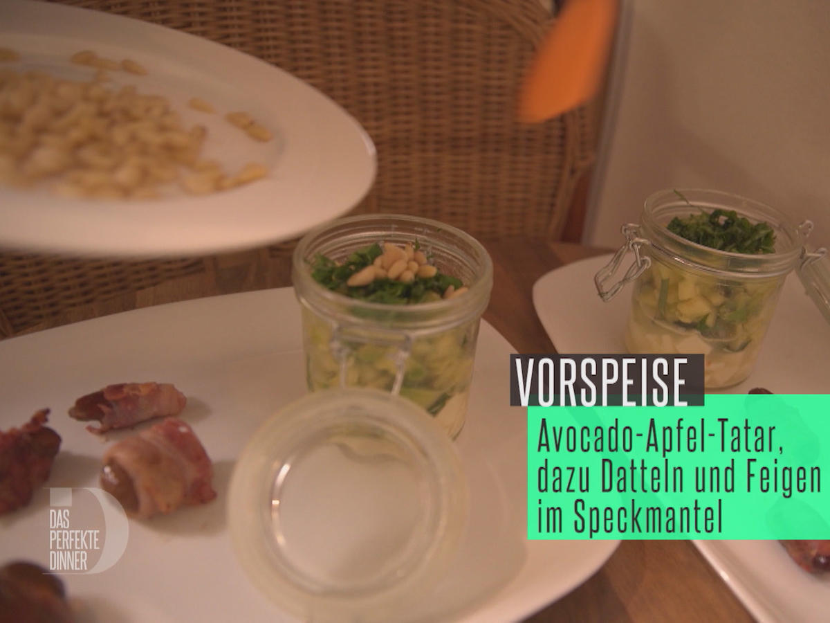 Avocado-Apfel-Tatar mit Mozzarella, dazu Feigen und Datteln im ...