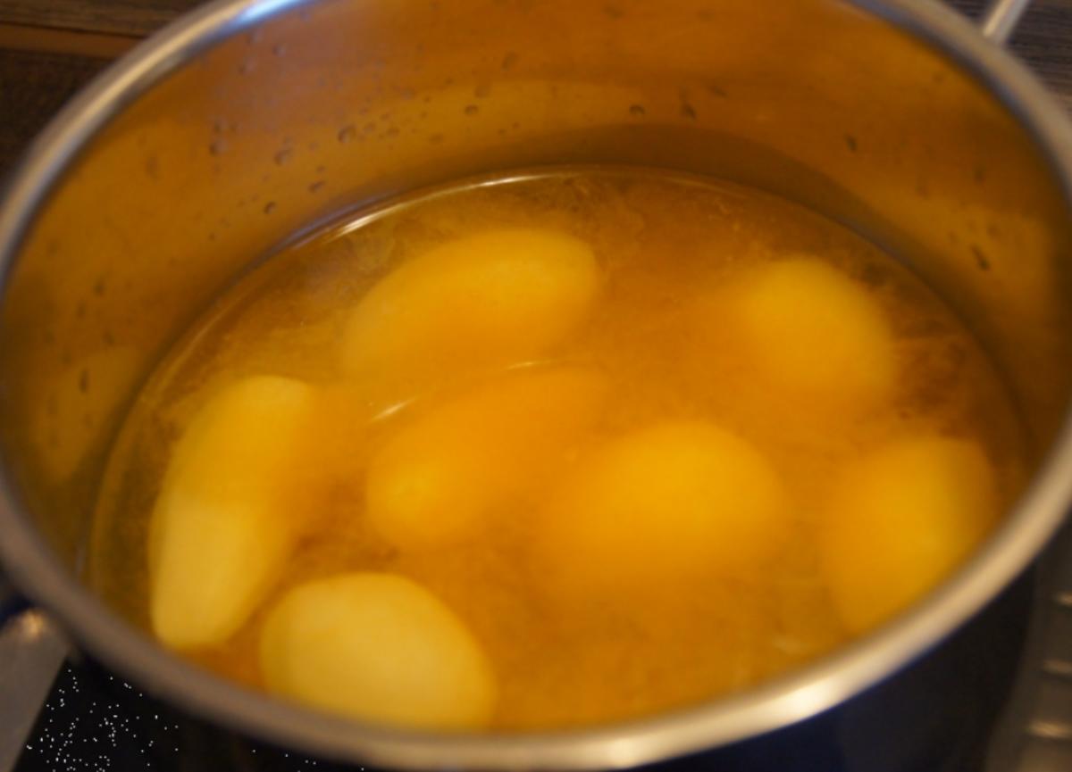 Gekochtes Ei mit Radieschen-Kräuter-Senf-Sauce und Drillingen - Rezept - Bild Nr. 4942