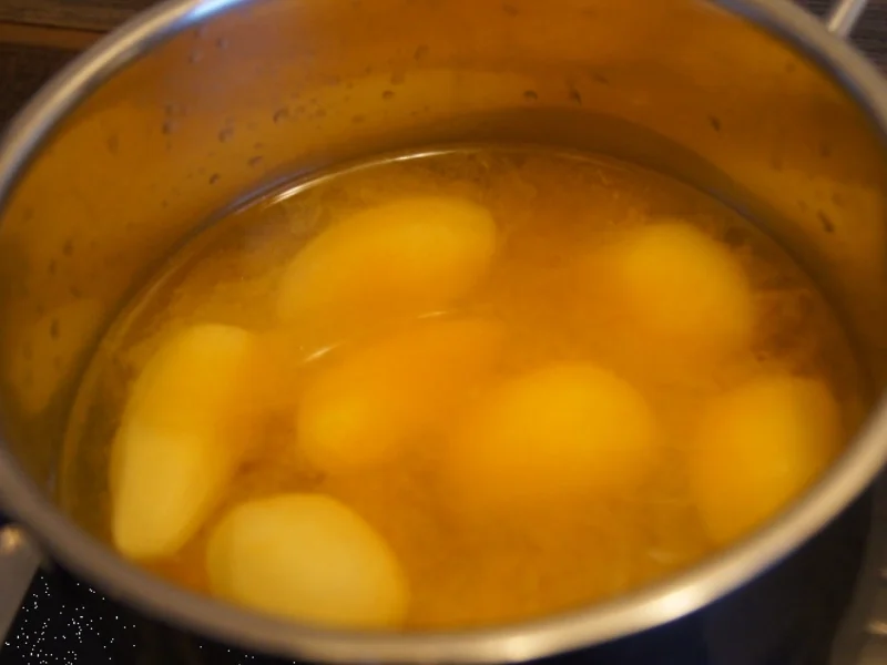 Gekochtes Ei mit Radieschen-Kräuter-Senf-Sauce und Drillingen - Rezept - Bild Nr. 4942