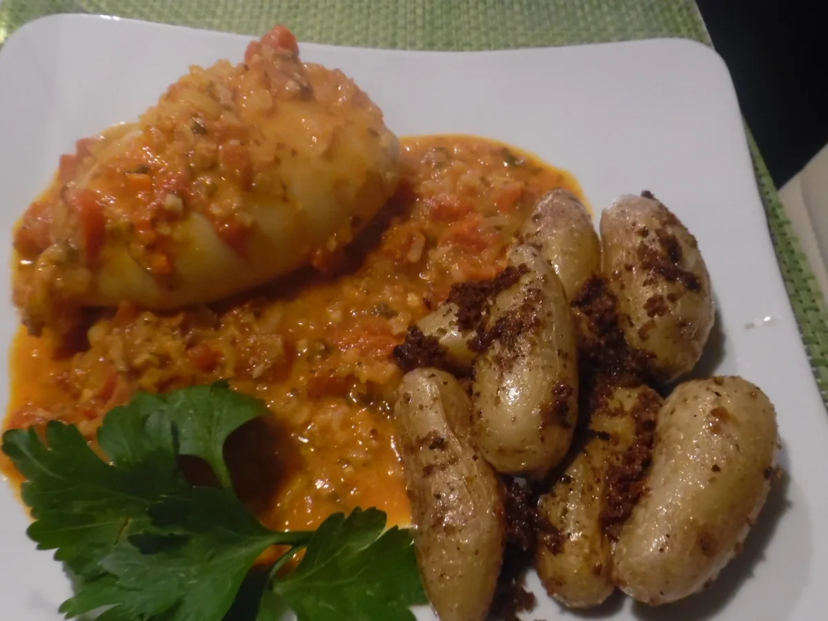 Calamari-Tuben gefüllt, in scharfer Tomatensoße mit La Ratte-Kartoffeln - Rezept - Bild Nr. 4941