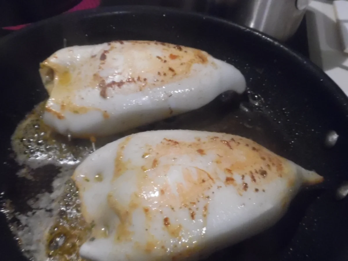 Calamari-Tuben gefüllt, in scharfer Tomatensoße mit La Ratte-Kartoffeln - Rezept - Bild Nr. 4942