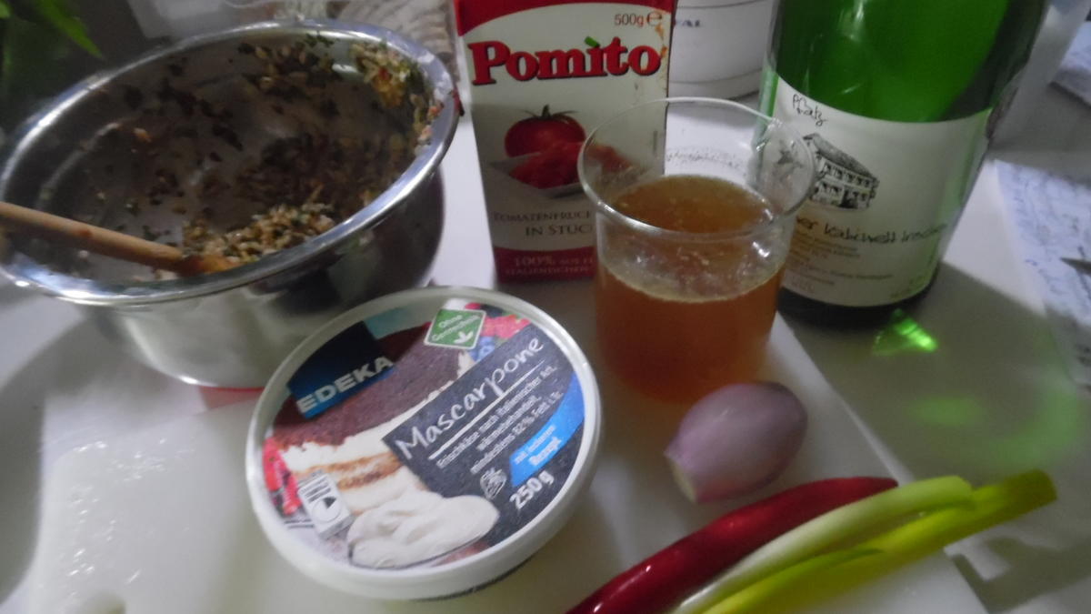 Calamari-Tuben gefüllt, in scharfer Tomatensoße mit La Ratte-Kartoffeln - Rezept - Bild Nr. 4947
