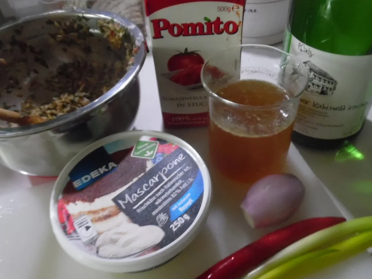 Calamari-Tuben gefüllt, in scharfer Tomatensoße mit La Ratte-Kartoffeln - Rezept - Bild Nr. 4947