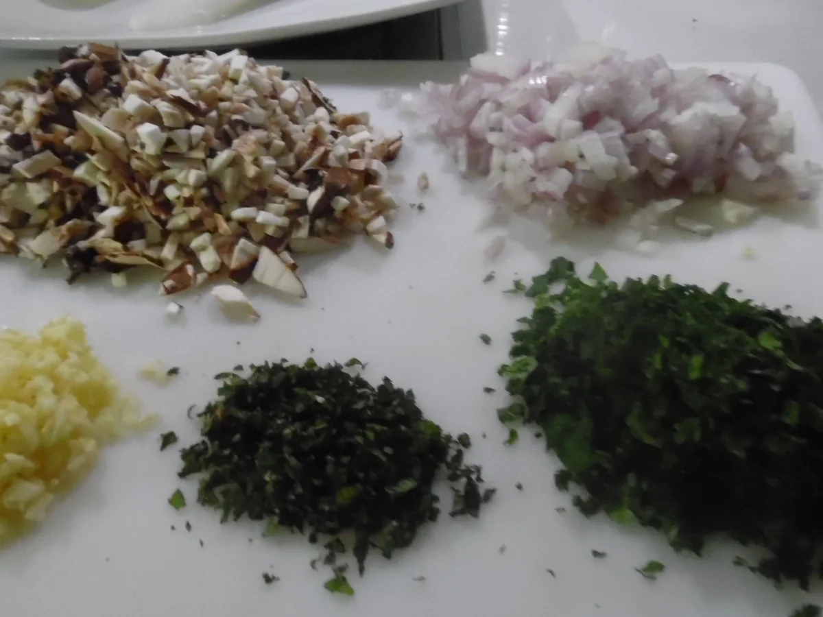 Calamari-Tuben gefüllt, in scharfer Tomatensoße mit La Ratte-Kartoffeln - Rezept - Bild Nr. 4953