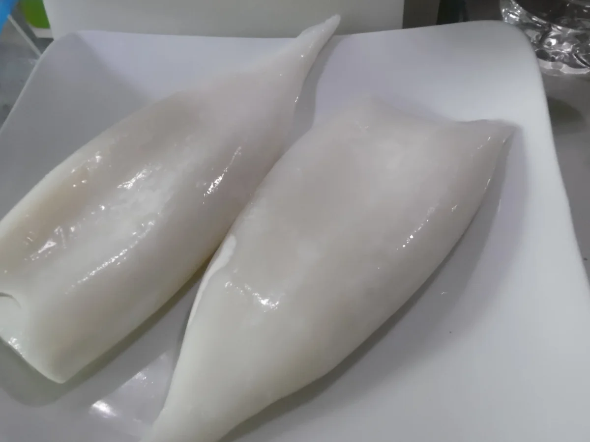 Calamari-Tuben gefüllt, in scharfer Tomatensoße mit La Ratte-Kartoffeln - Rezept - Bild Nr. 4955