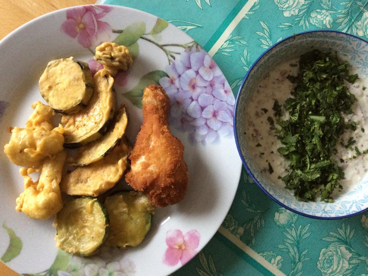 Gebackenes Gemüse (Pakora) und Hähnchen mit Joghurtdip (Raita ...