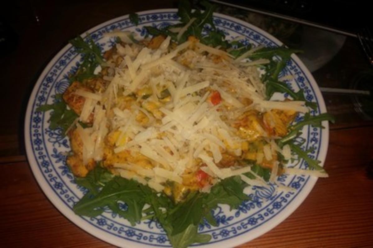 Hähnchen-Tomaten-Zucchini-Pfanne auf Rucola - Rezept - kochbar.de