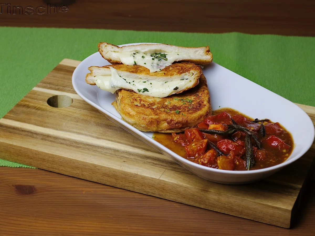 Gebackene Mozzarellaschnitten mit Salbei-Schmortomaten - Rezept - Bild Nr. 4944