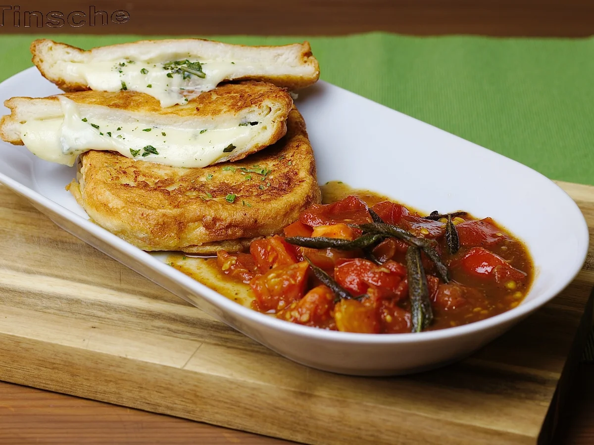 Gebackene Mozzarellaschnitten mit Salbei-Schmortomaten - Rezept - Bild Nr. 4945