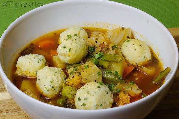 Gemüsesuppe mit Grießklößchen - Rezept - kochbar.de