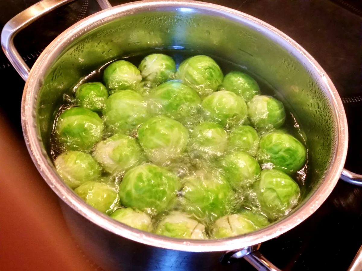 Rezept: Zwiebelschnitzelchen mit Butter-Rosenkohl Bild Nr. 4955 Zwiebelschnitzelchen mit Butter-Rosenkohl - Rezept - Bild Nr. 4955