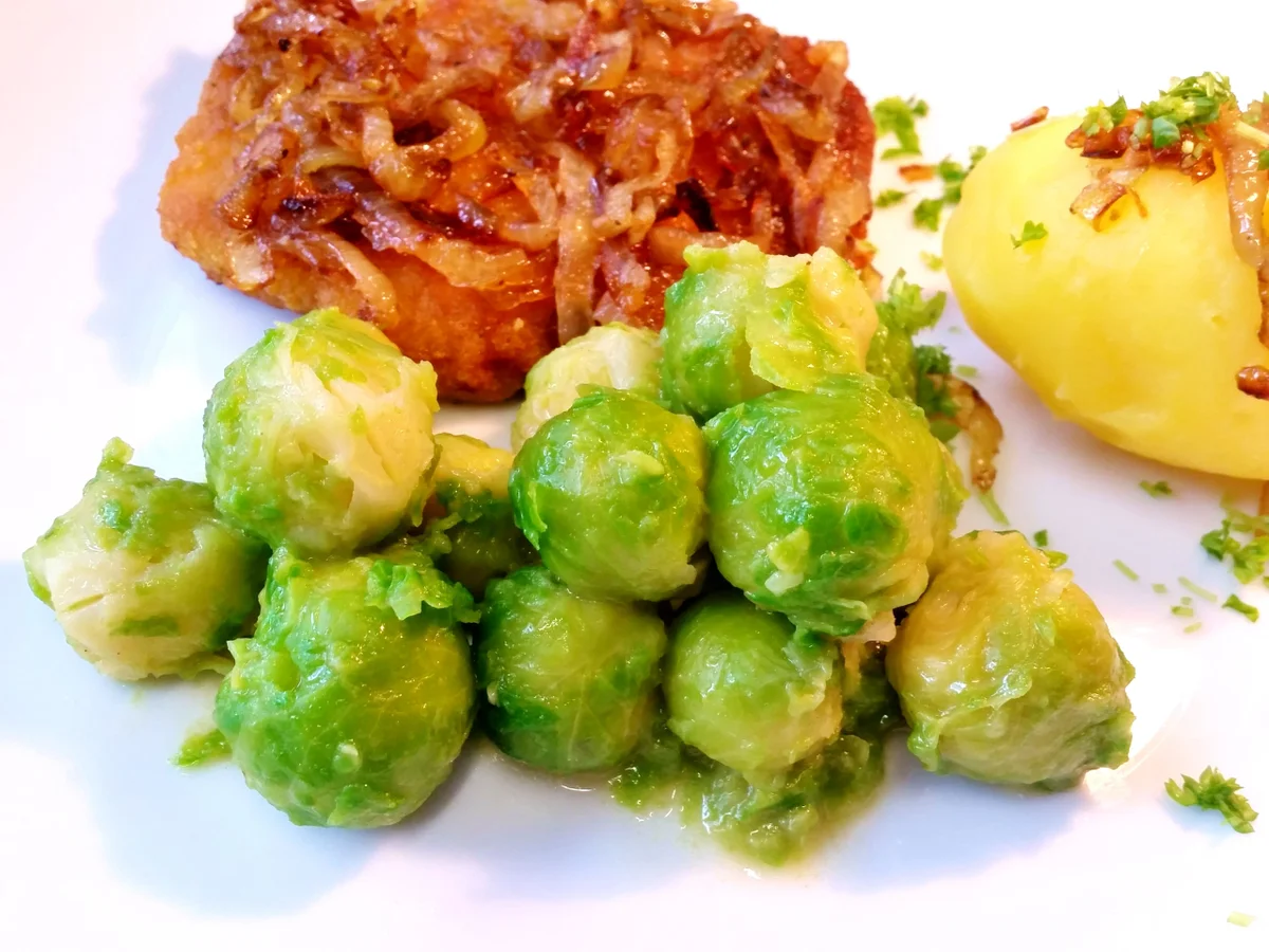 Rezept: Zwiebelschnitzelchen mit Butter-Rosenkohl Bild Nr. 4956 Zwiebelschnitzelchen mit Butter-Rosenkohl - Rezept - Bild Nr. 4956