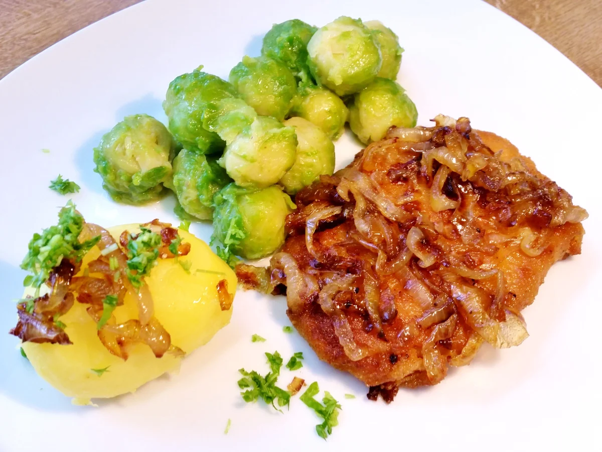 Rezept: Zwiebelschnitzelchen mit Butter-Rosenkohl Bild Nr. 4957 Zwiebelschnitzelchen mit Butter-Rosenkohl - Rezept - Bild Nr. 4957