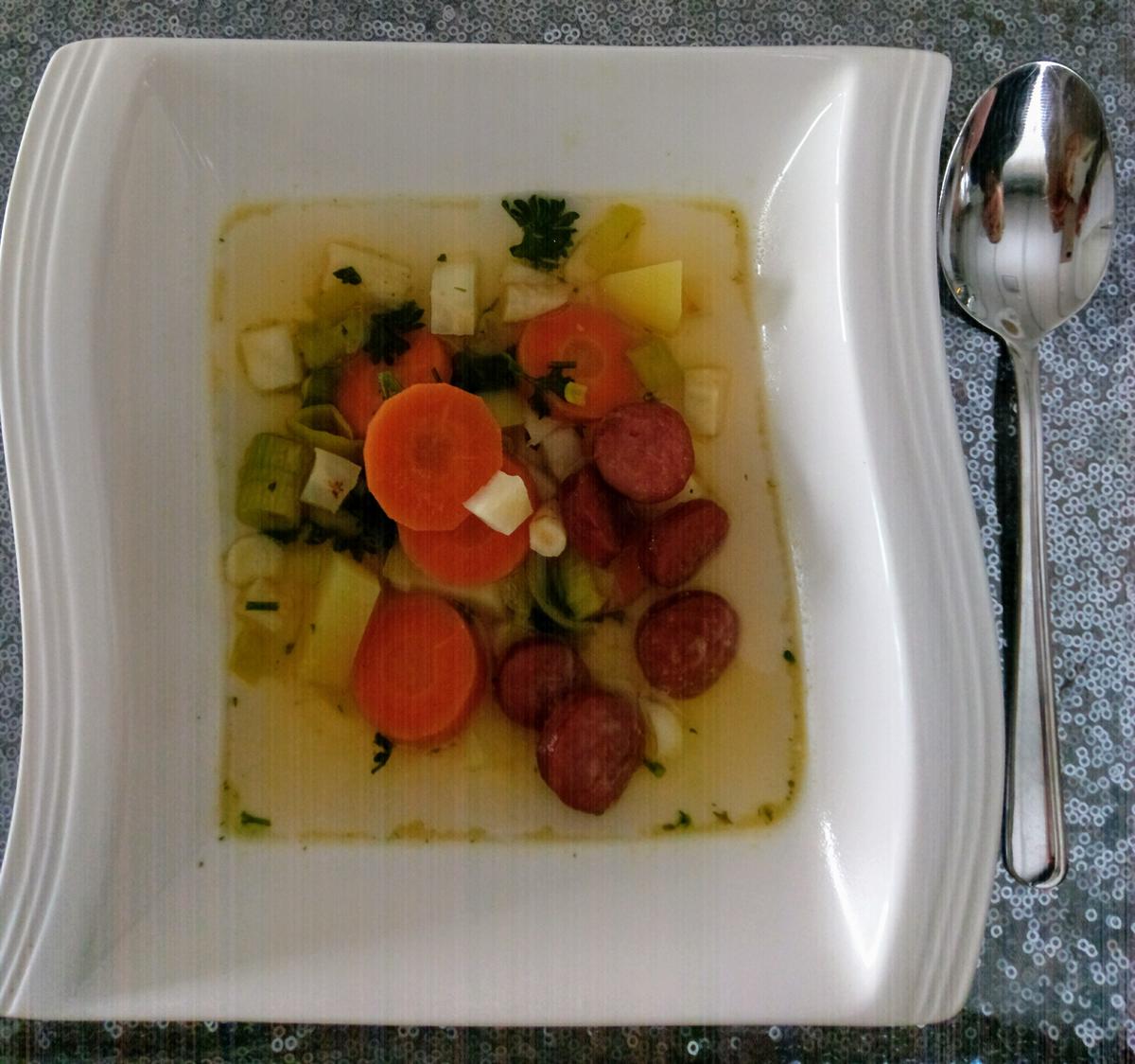Leckere Gemüsesuppe mit knusprig gebratener Mettwurst - Rezept - Bild Nr. 4952