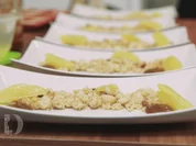 Honig-Thymian-Parfait auf Macadamiastreuseln an geflämmten Orangen und Salzkaramell - Rezept - Bild Nr. 2