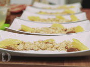 Honig-Thymian-Parfait auf Macadamiastreuseln an geflämmten Orangen und Salzkaramell - Rezept - Bild Nr. 2