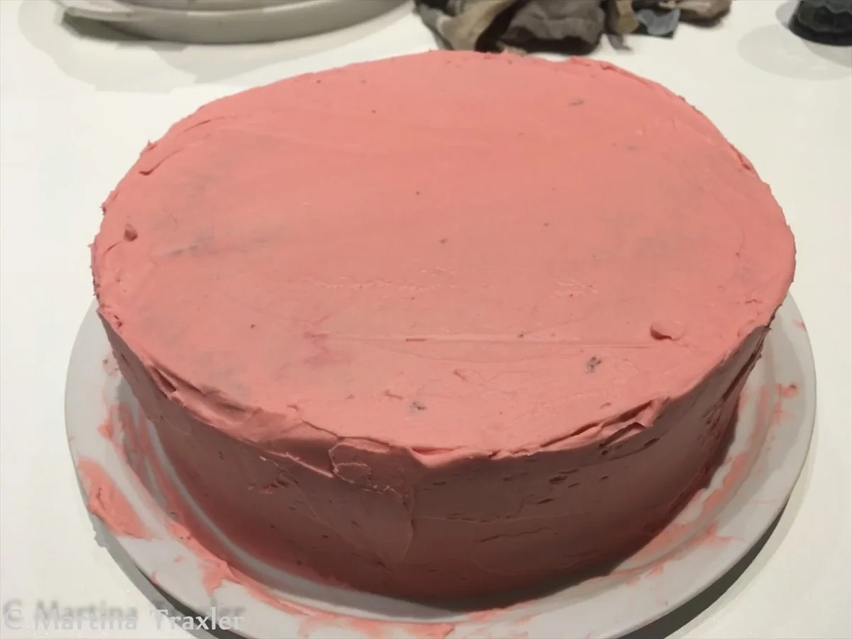 Vanillebuttercremetorte mit dunklem Wiener Boden und Himbeermarmelade - Rezept - Bild Nr. 4955