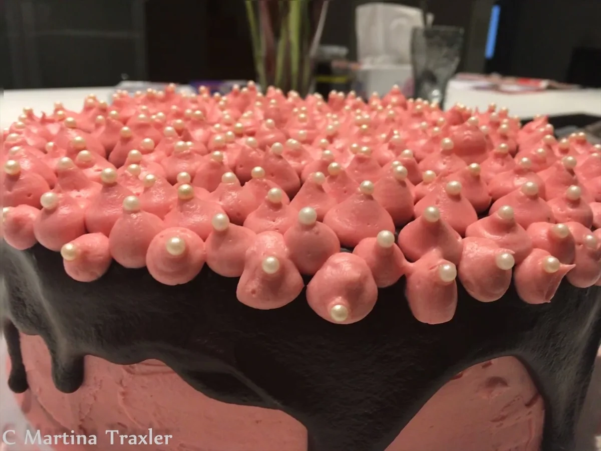 Vanillebuttercremetorte mit dunklem Wiener Boden und Himbeermarmelade - Rezept - Bild Nr. 4956