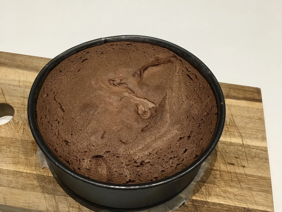 Vanillebuttercremetorte mit dunklem Wiener Boden und Himbeermarmelade - Rezept - Bild Nr. 4958