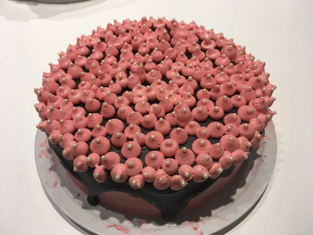 Vanillebuttercremetorte mit dunklem Wiener Boden und Himbeermarmelade - Rezept - Bild Nr. 4961