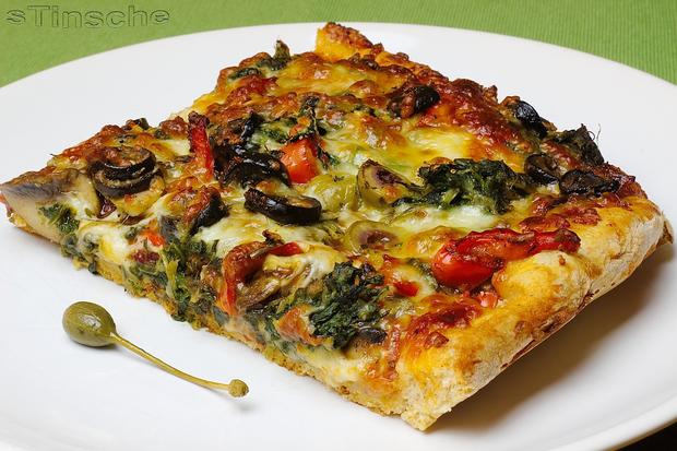 Pizza mit Gemüse und Pilzen - Rezept mit Bild - kochbar.de