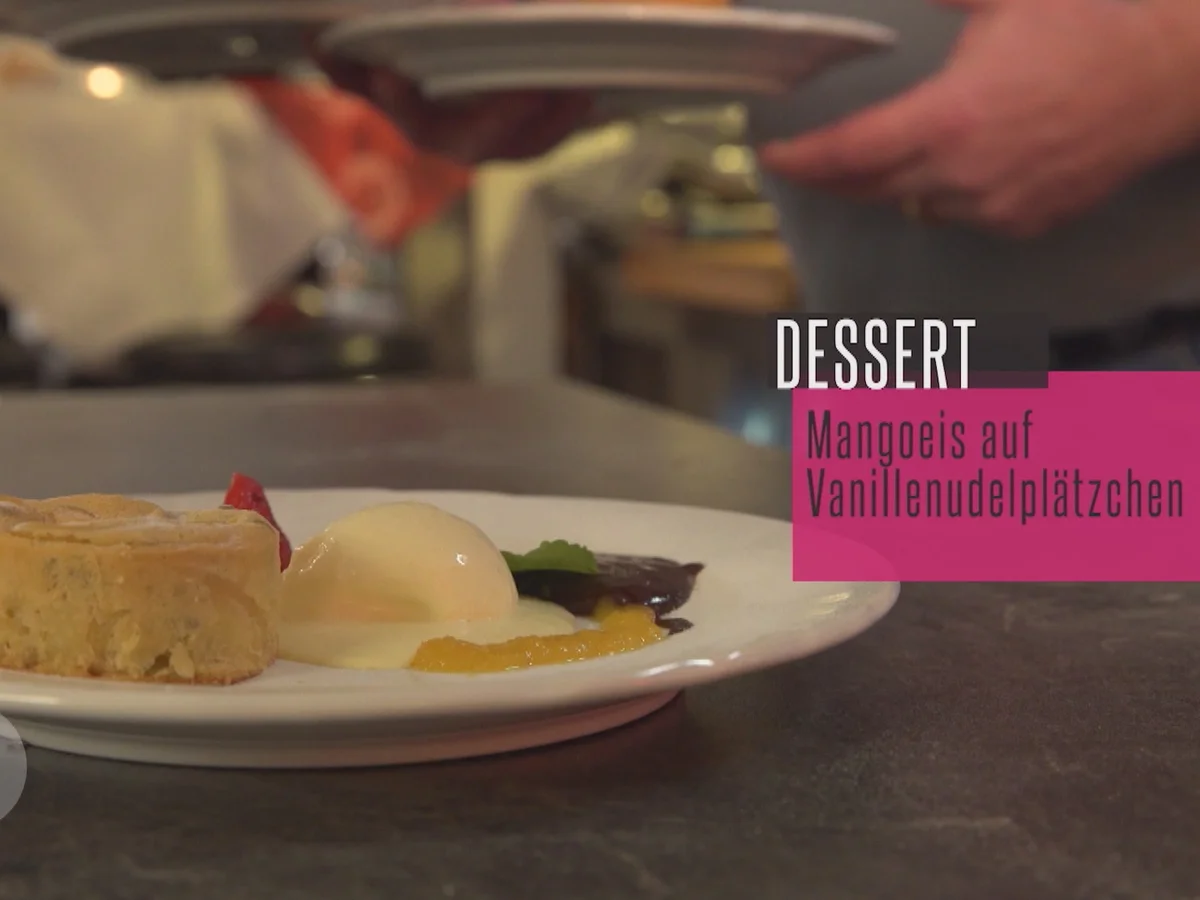Mangoeis auf Vanilleplätzchen mit Schoko-Chilli-Soße und Früchten - Rezept - Bild Nr. 2