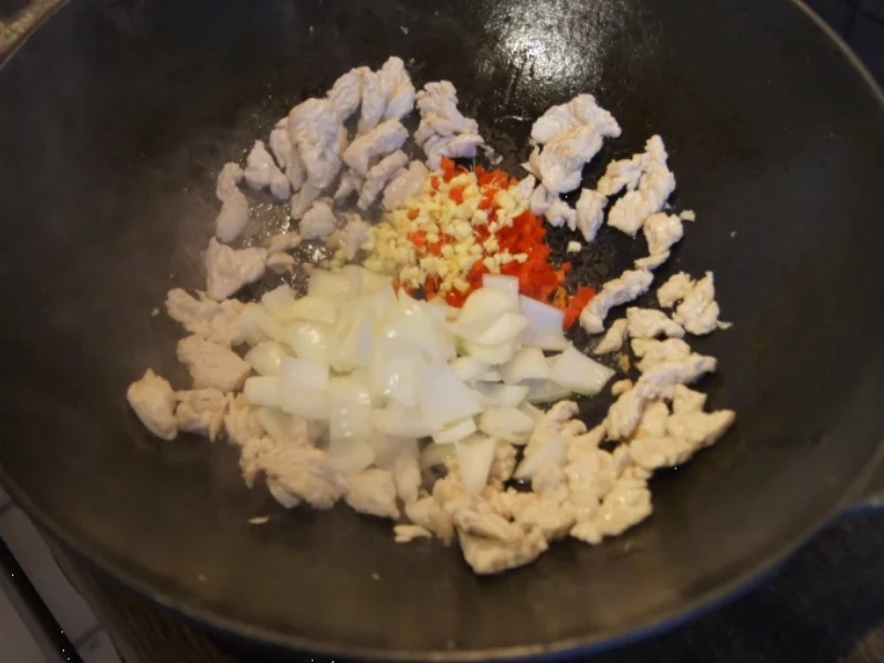 Rezept: Kokosmilchsuppe mit Putenfleisch, Gemüse und Glasnudeln Bild Nr. 4968 Kokosmilchsuppe mit Putenfleisch, Gemüse und Glasnudeln - Rezept - Bild Nr. 4968