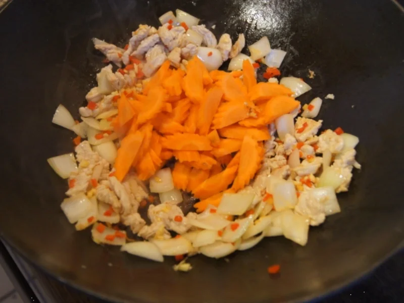 Rezept: Kokosmilchsuppe mit Putenfleisch, Gemüse und Glasnudeln Bild Nr. 4969 Kokosmilchsuppe mit Putenfleisch, Gemüse und Glasnudeln - Rezept - Bild Nr. 4969