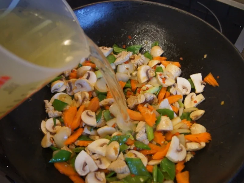 Rezept: Kokosmilchsuppe mit Putenfleisch, Gemüse und Glasnudeln Bild Nr. 4972 Kokosmilchsuppe mit Putenfleisch, Gemüse und Glasnudeln - Rezept - Bild Nr. 4972