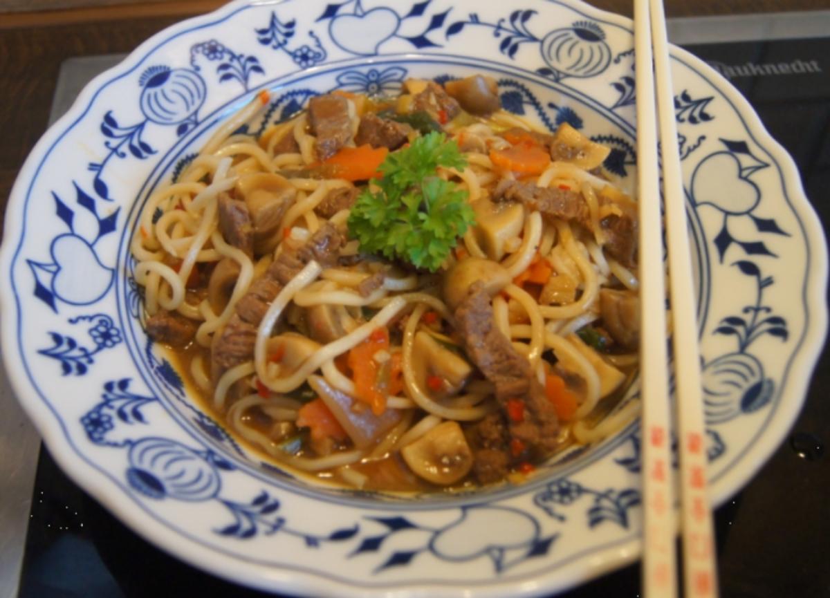 Bilder für Rindfleisch mit Champignons und Mie-Nudeln im Wok - Rezept