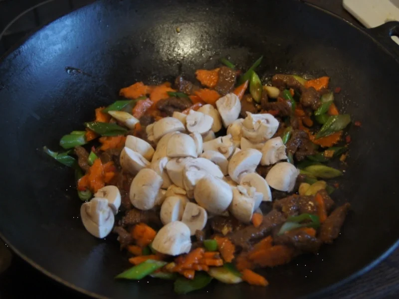 Rindfleisch mit Champignons und Mie-Nudeln im Wok - Rezept - Bild Nr. 4970