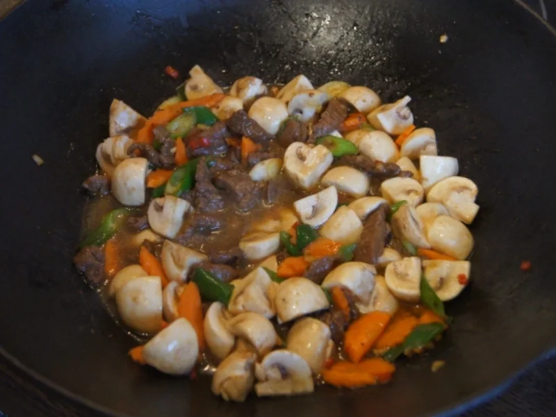 Rindfleisch mit Champignons und Mie-Nudeln im Wok - Rezept - Bild Nr. 4972