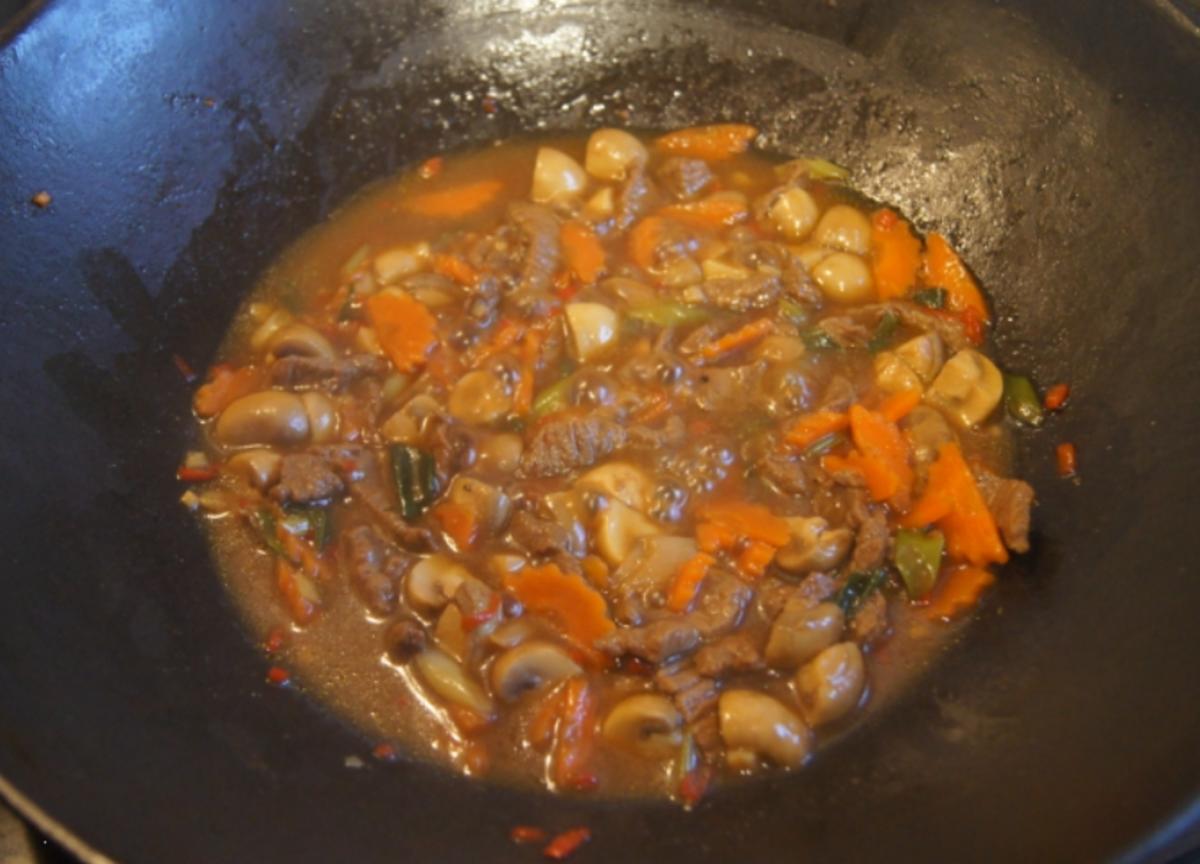 Rindfleisch mit Champignons und Mie-Nudeln im Wok - Rezept - Bild Nr. 4974
