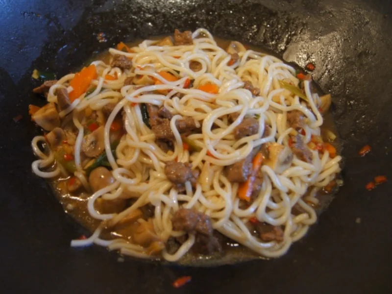 Rindfleisch mit Champignons und Mie-Nudeln im Wok - Rezept - Bild Nr. 4976