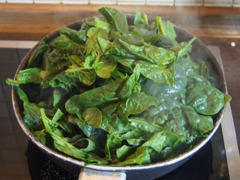 Rezept: Gebackene Eier auf frischen Blattspinat Bild Nr. 4987 Gebackene Eier auf frischen Blattspinat - Rezept - Bild Nr. 4987