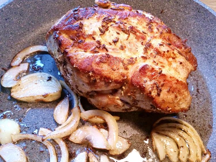 Nackenbraten im Römertopf - Rezept mit Bild - kochbar.de