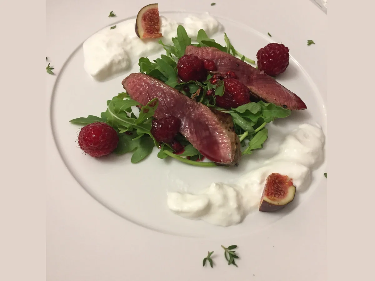 Rezept: Herbstlicher Salat mit Hirsch, Himbeeren und Burrata Bild Nr. 5005 Herbstlicher Salat mit Hirsch, Himbeeren und Burrata - Rezept - Bild Nr. 5005