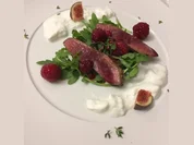 Herbstlicher Salat mit Hirsch, Himbeeren und Burrata - Rezept - Bild Nr. 5005