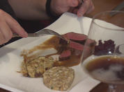 Sakrischer rosa gebratener Rehrücken mit Pfundsknödel und Holunder-Birnenkraut - Rezept - Bild Nr. 2