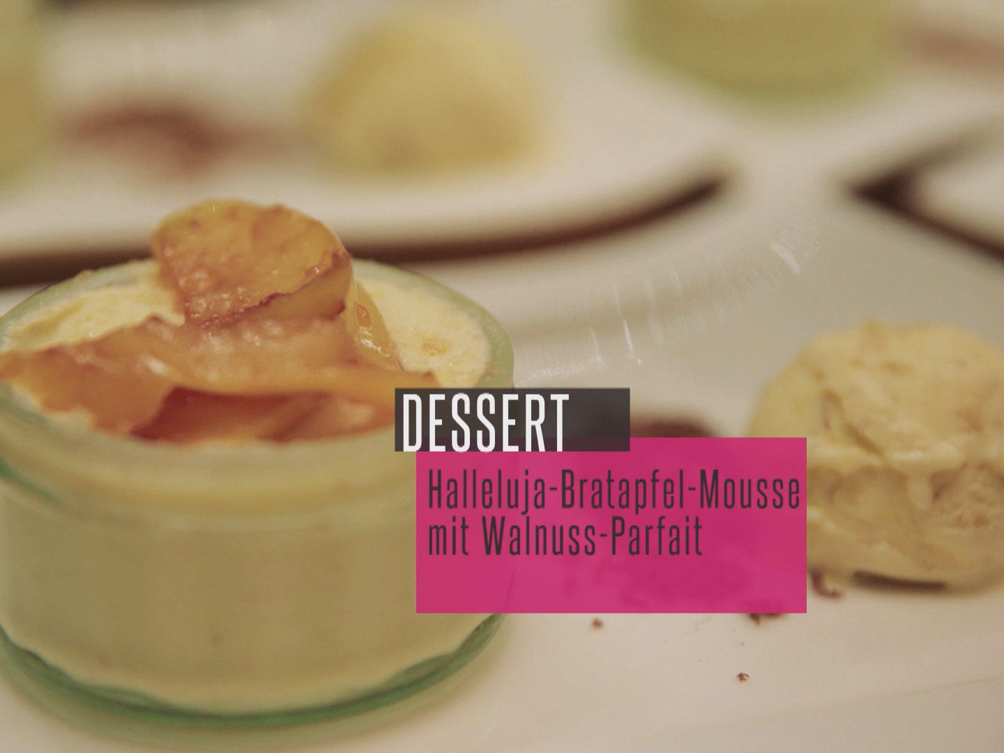 Halleluja-Bratapfel-Mousse mit Walnuss-Parfait, Apfelspalten ...