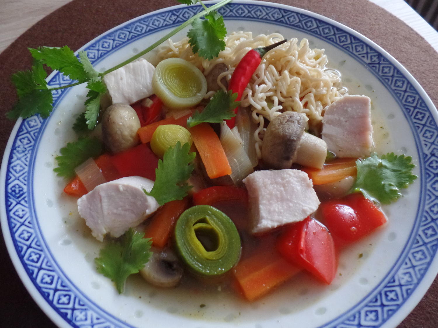 Asiatische Hühner-Nudelsuppe - Rezept mit Bild - kochbar.de