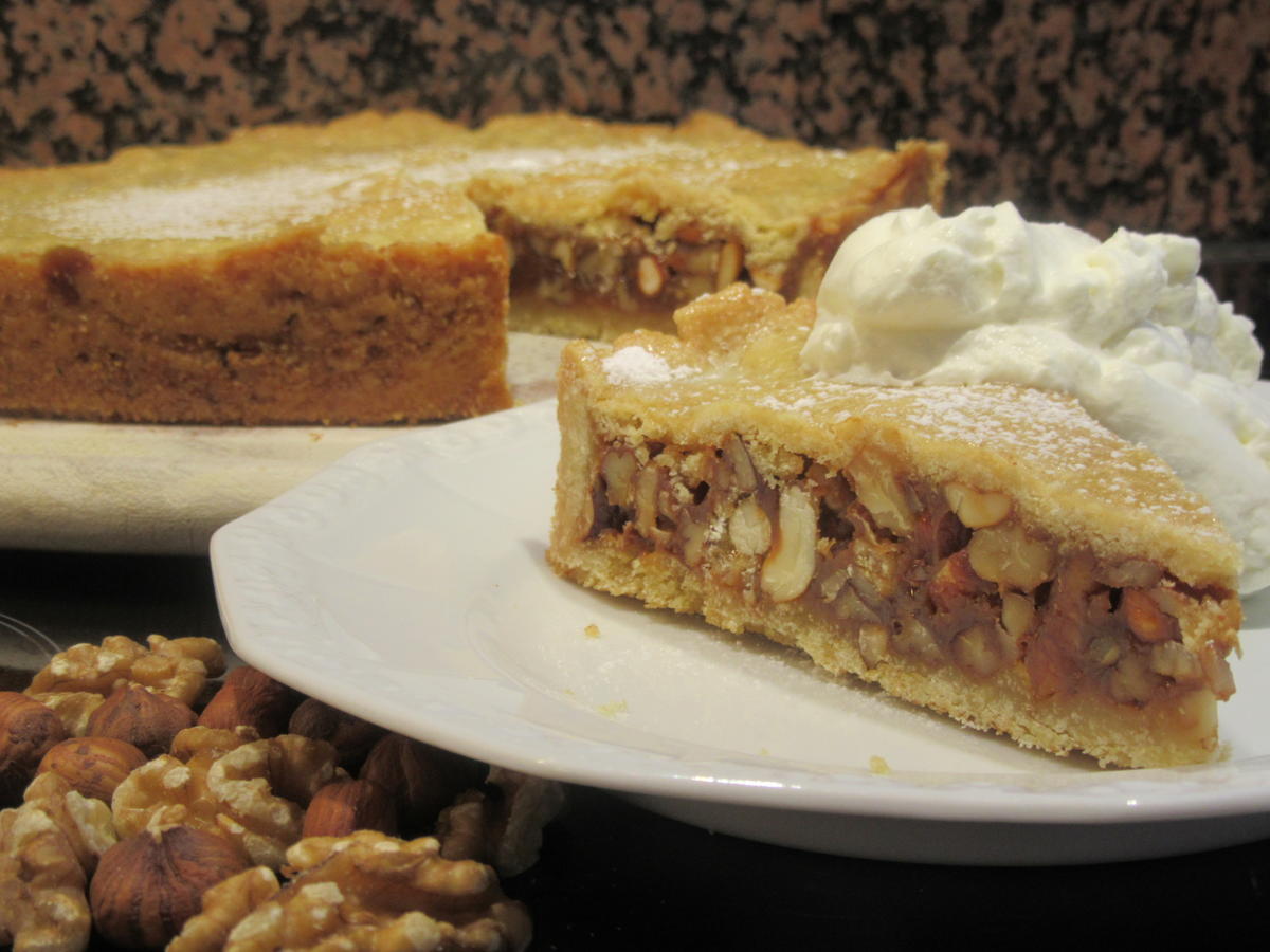 Backen: Kerniger Knusperkuchen mit Bittermandelsahne - Rezept - kochbar.de