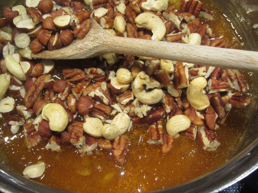 Backen: Kerniger Knusperkuchen mit Bittermandelsahne - Rezept - kochbar.de