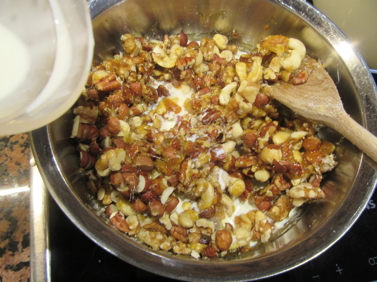 Rezept: Backen: Kerniger Knusperkuchen mit Bittermandelsahne Bild Nr. 5022 Backen: Kerniger Knusperkuchen mit Bittermandelsahne - Rezept - Bild Nr. 5022