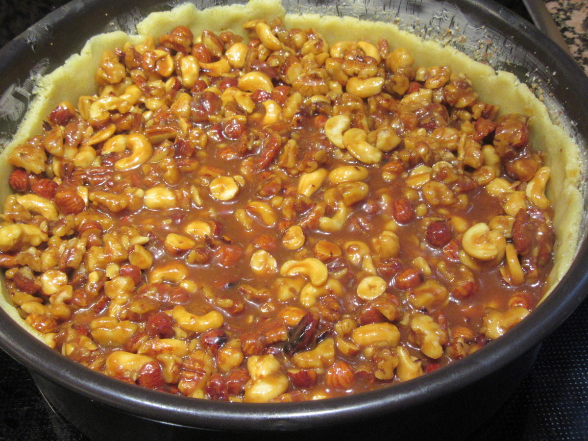 Backen: Kerniger Knusperkuchen mit Bittermandelsahne - Rezept - kochbar.de