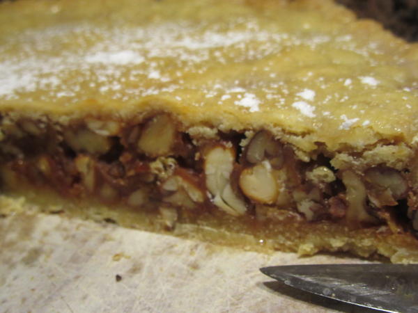 Backen: Kerniger Knusperkuchen mit Bittermandelsahne - Rezept - kochbar.de