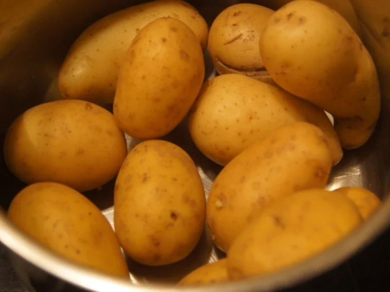 Rezept: Brauner Kohl mit geräucherter Brägenwurst und Drillingen Bild Nr. 5025 Brauner Kohl mit geräucherter Brägenwurst und Drillingen - Rezept - Bild Nr. 5025