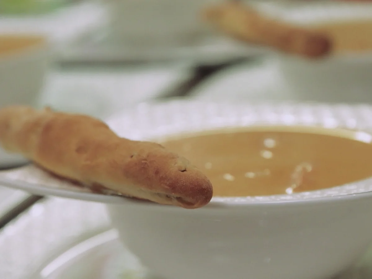 Tomatensuppe "Kampen" mit Nordseekrabben und Bommerlunder, dazu Grissini - Rezept - Bild Nr. 2