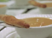 Tomatensuppe "Kampen" mit Nordseekrabben und Bommerlunder, dazu Grissini - Rezept - Bild Nr. 2